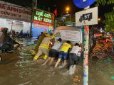 Công an, dân phòng “giải cứu” nhiều phương tiện ngập sâu sau trận mưa kéo dài ở TP.HCM