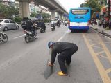 Hì hục lau vết dầu loang trên phố Hà Nội, người đàn ông nhận 'mưa' lời khen